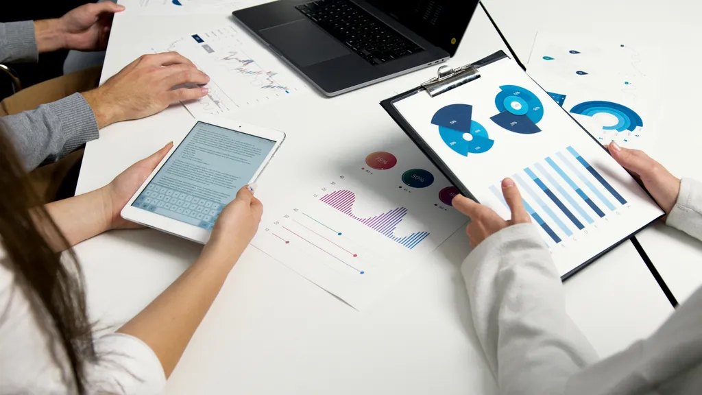 Dashboard mit Marketing-Kennzahlen und Diagrammen auf einem Laptop-Bildschirm