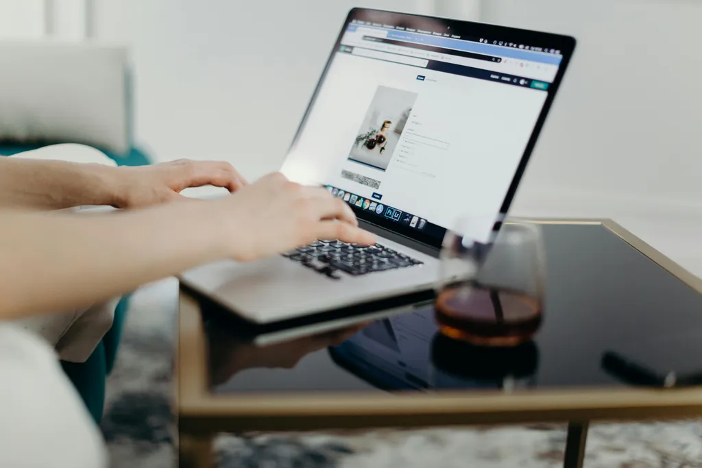 Analyse einer Landingpage auf einem Laptop-Bildschirm
