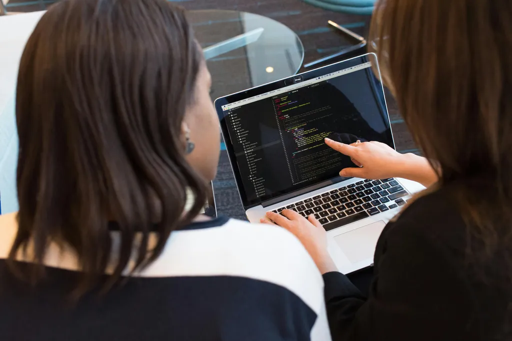 Ein Entwickler schreibt Code auf einem Laptop für ein digitales Produkt