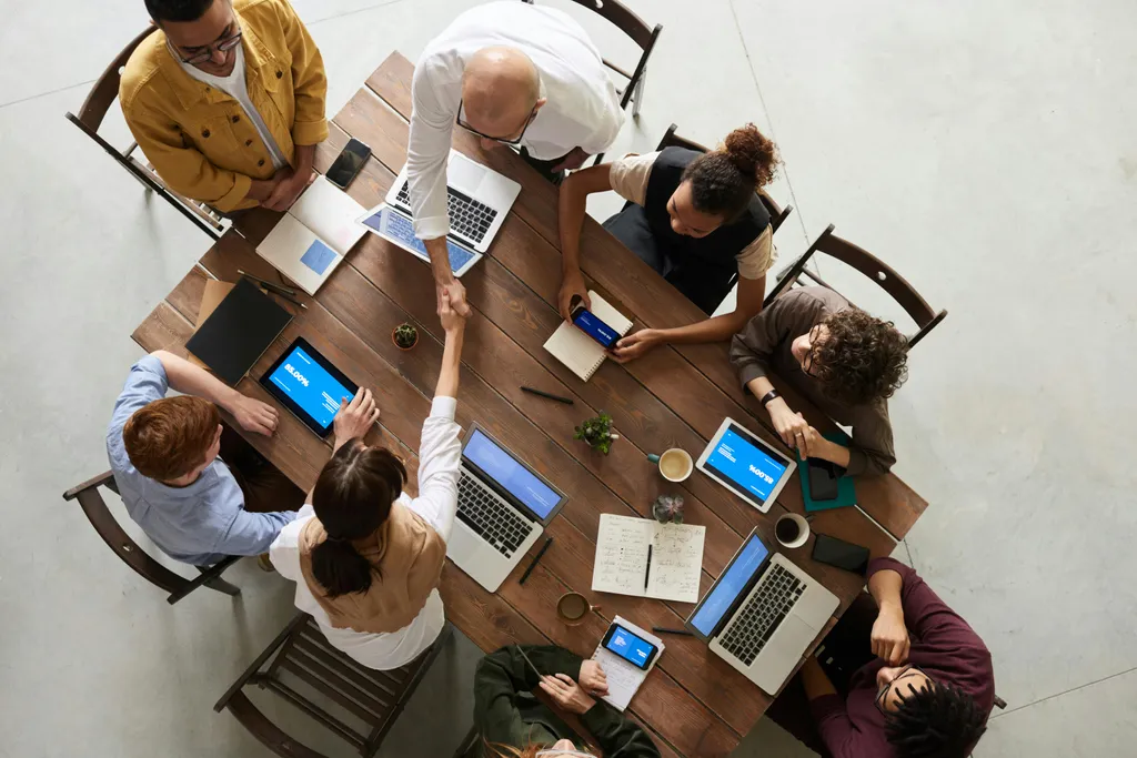 Ein motiviertes Team arbeitet mit Laptops an einer Produktidee