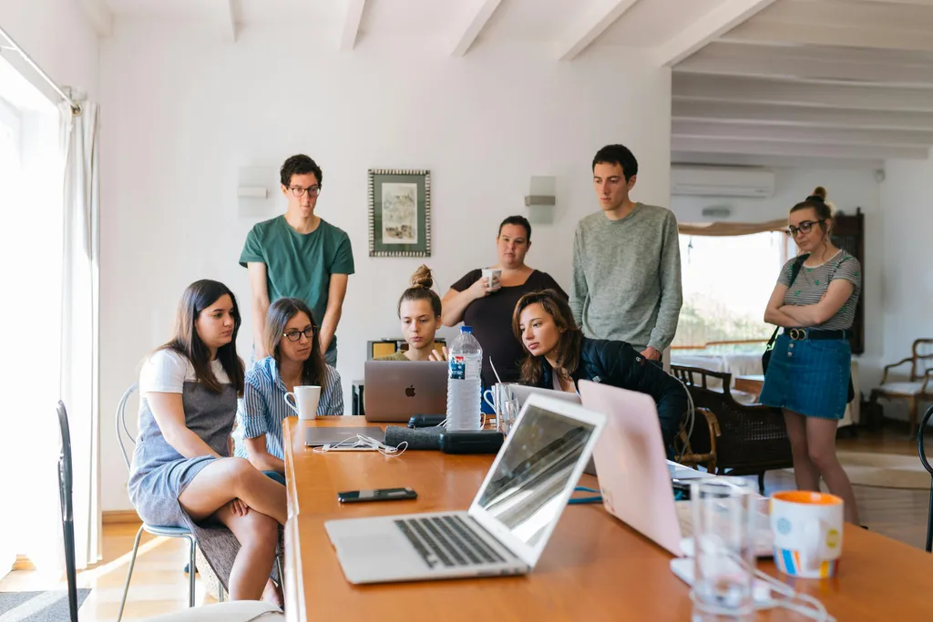 Team nutzt Tools für Webentwicklung im Marketing