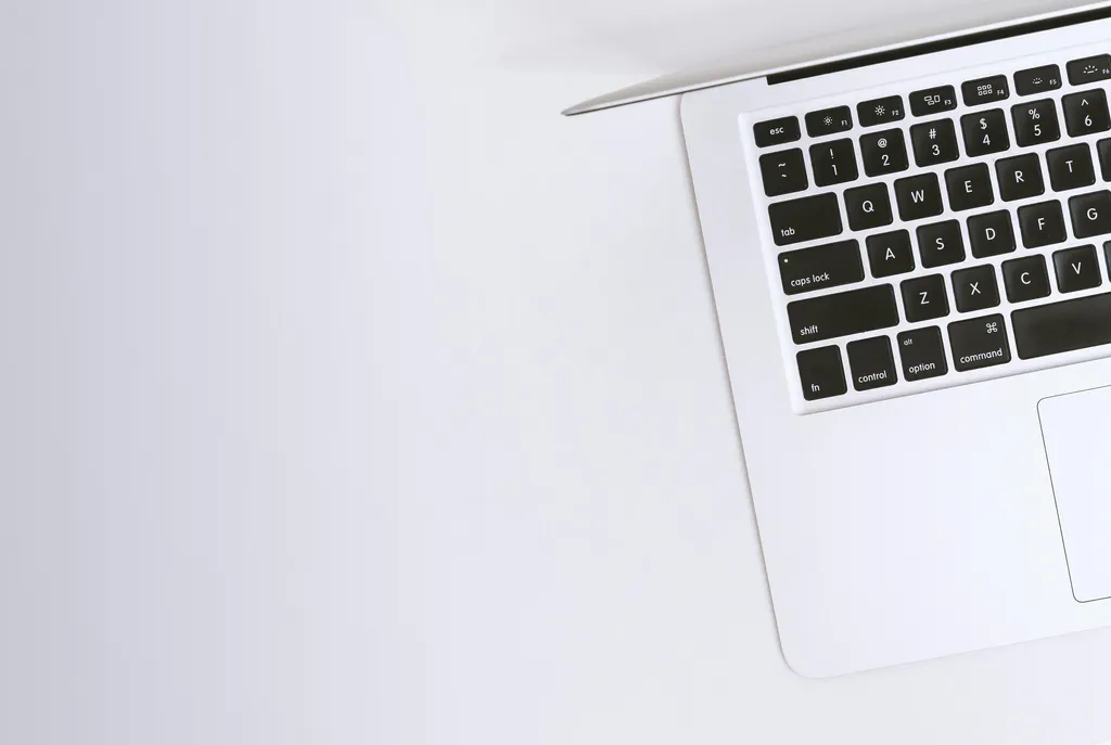 Laptop mit geöffneter Website im Browser und Notizbuch daneben, sinnbildlich für Website-Erstellung ohne Agentur