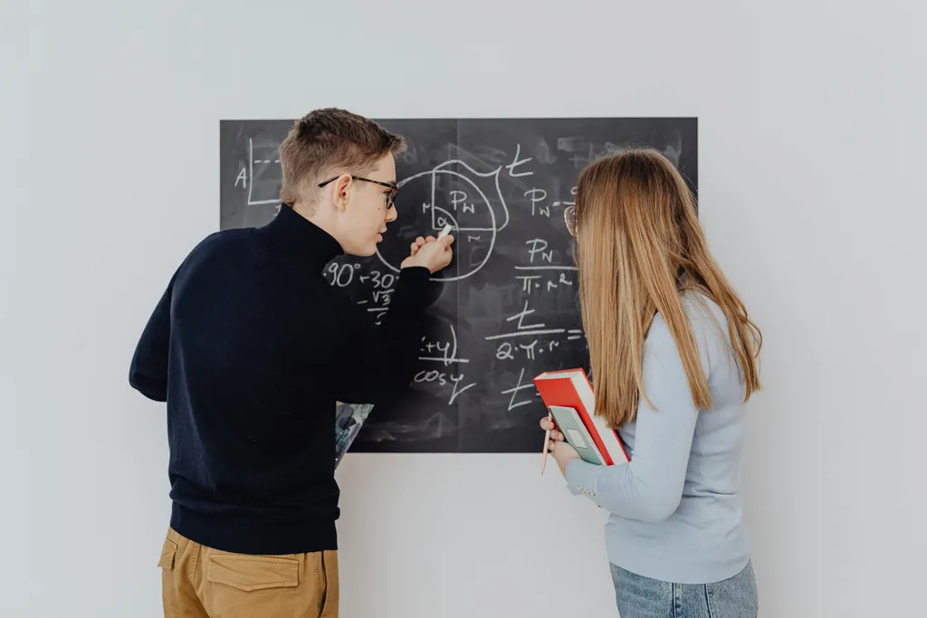Ein Team analysiert Strategien und Prozesse an einem Whiteboard