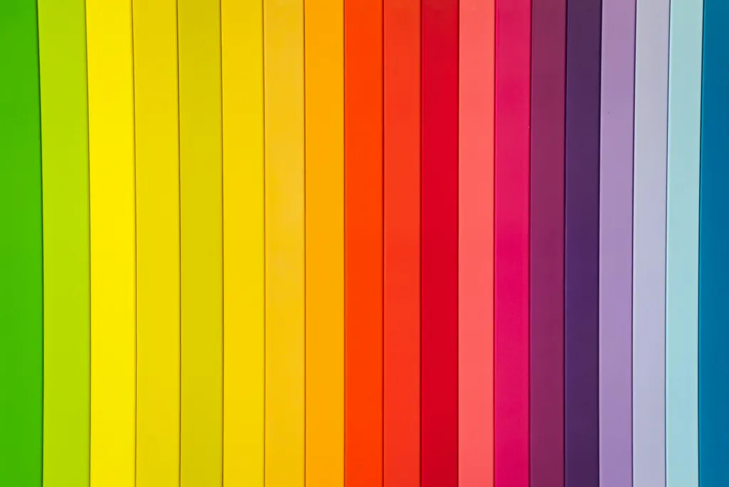 Visuelle Elemente in einem modernen Webdesign, das Nutzer zur Conversion führt