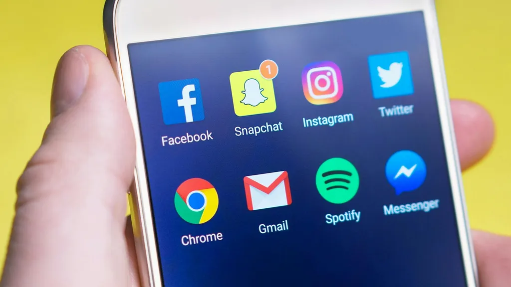 Symbolbild für Social-Media-Launch mit verschiedenen Plattformen auf einem Smartphone