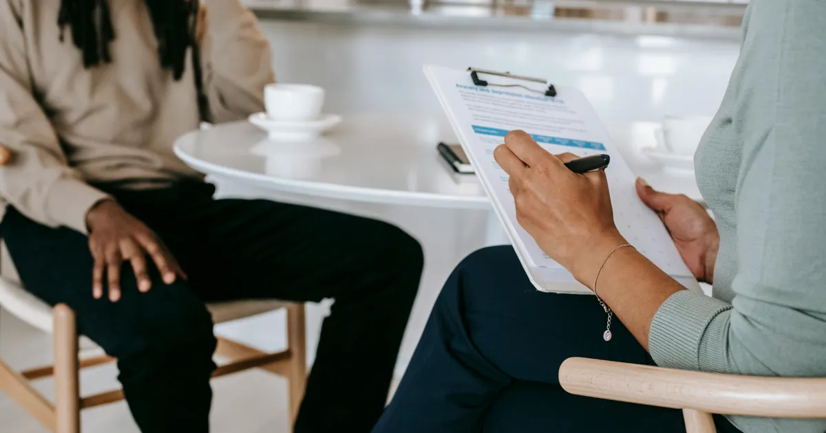 Zwei Personen im Gespräch über digitale Strategien am Laptop