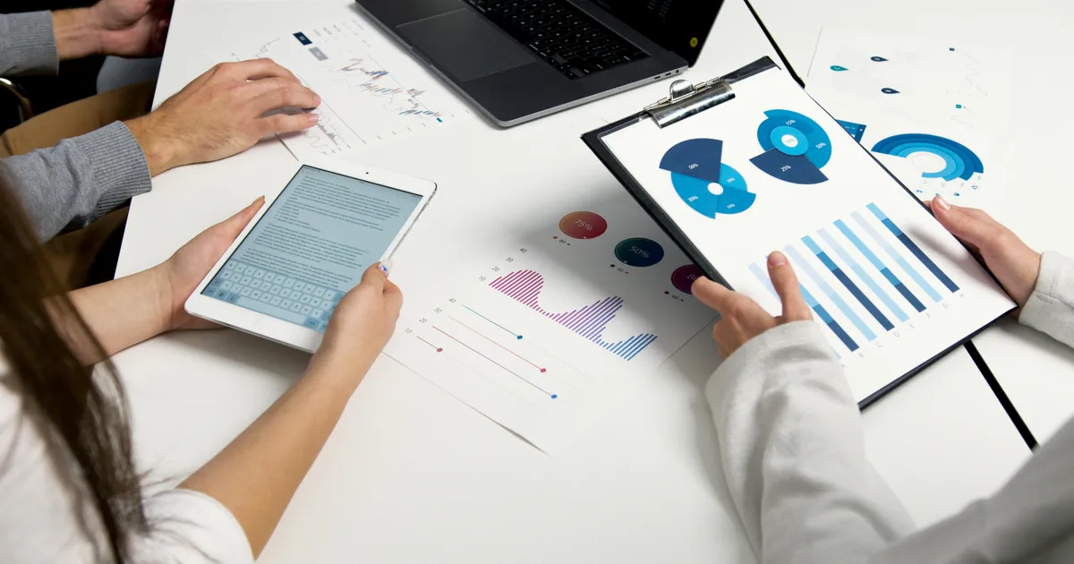 Dashboard mit Marketing-Kennzahlen und Diagrammen auf einem Laptop-Bildschirm
