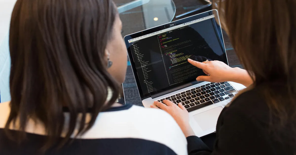 Ein Entwickler schreibt Code auf einem Laptop für ein digitales Produkt