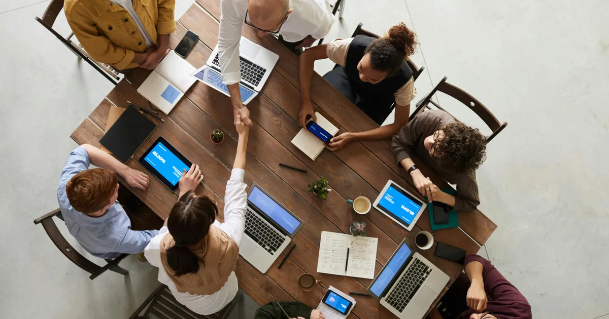Ein motiviertes Team arbeitet mit Laptops an einer Produktidee