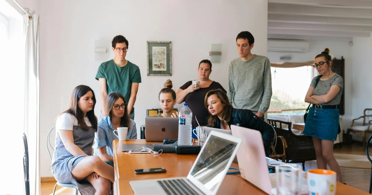 Marketing-Team arbeitet gemeinsam mit digitalen Tools an einem Webprojekt