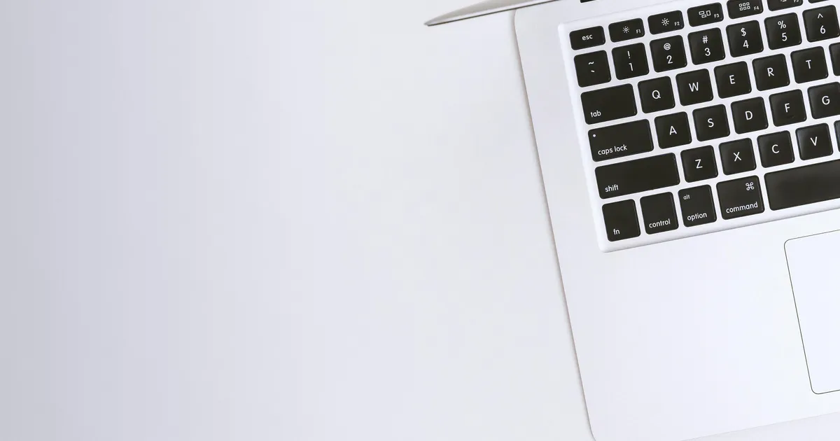 Laptop mit geöffneter Website im Browser und Notizbuch daneben, sinnbildlich für Website-Erstellung ohne Agentur